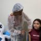 Crianças sendo vacinadas contra a dengue em Queimados
