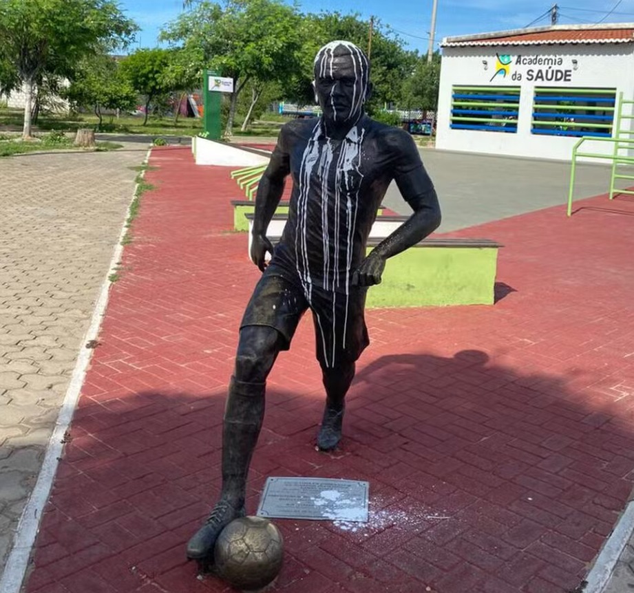 estátua Daniel Alves