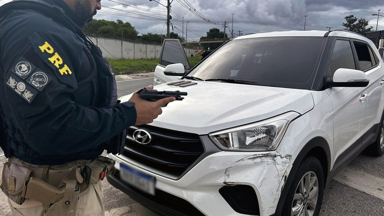 Carro recuperado pela PRF na Dutra, em Irajá