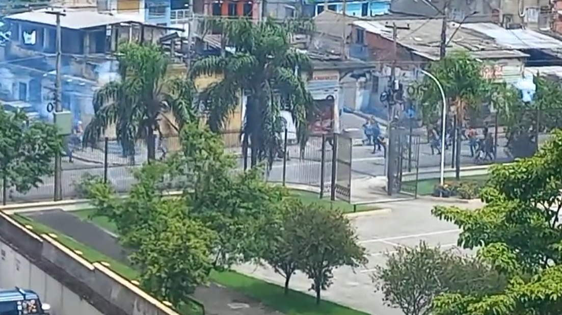 Torcedores de Vasco e Flamengo entram em confronto na Praça do Barreto, em Niterói (Foto: Reprodução)