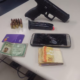 Pistola, munições e dinheiro em espécie apreendidos com policial militar em Campo Grande (Foto: Reprodução)