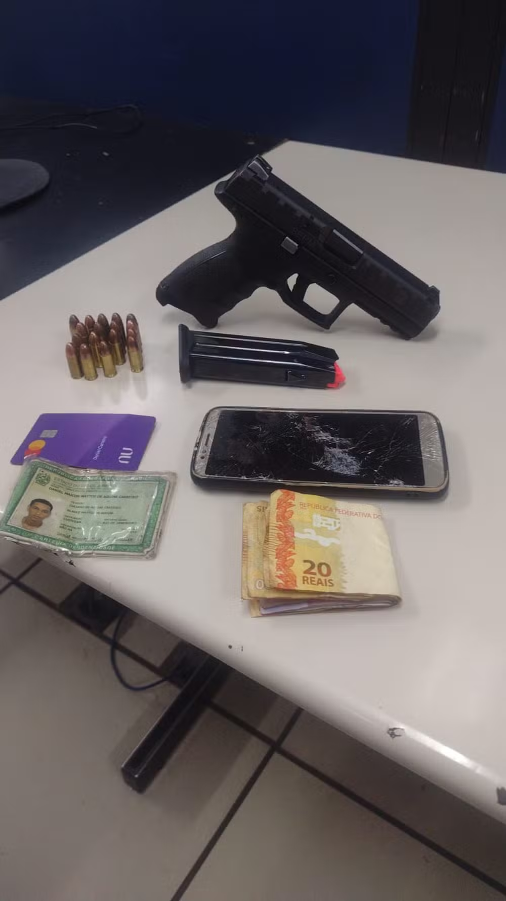 Pistola, munições e dinheiro em espécie apreendidos com policial militar em Campo Grande (Foto: Reprodução)