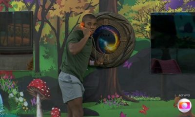 Davi atende o Big Fone no BBB 24