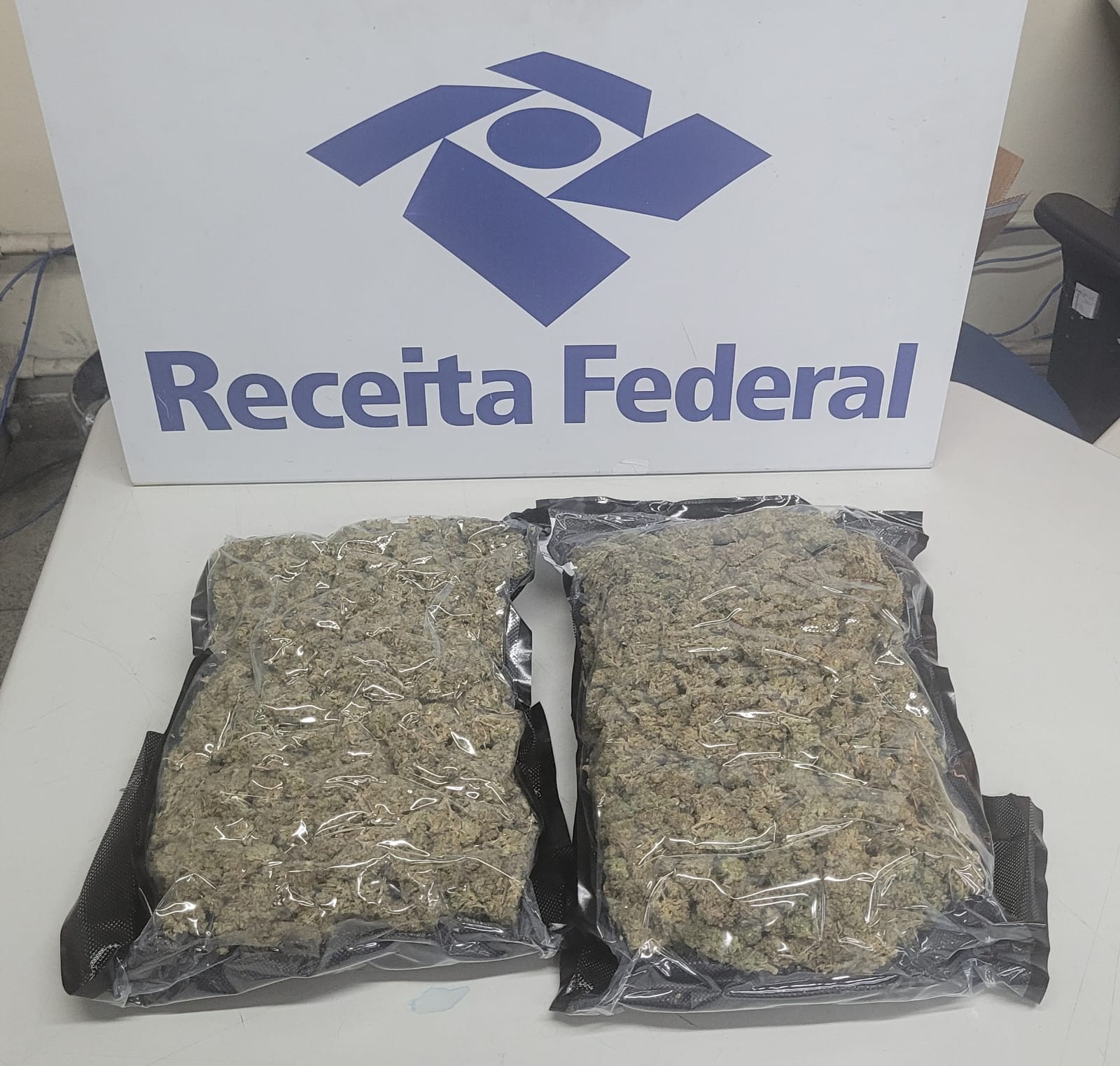 Receita Federal apreende R$ 75 mil em skunk dentro de encomenda no Aeroporto do Galeão (Foto: Divulgação)