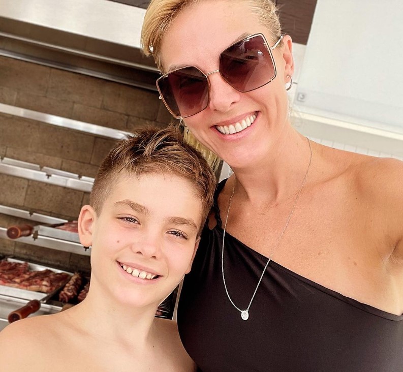 Ana Hickmann ao lado do filho, Alezinho