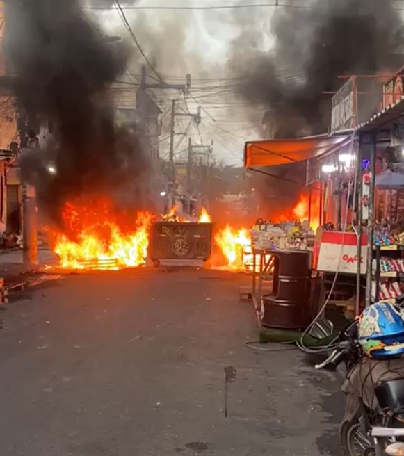 Barricadas em chamas na Cidade de Deus