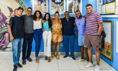 Família de Laíla no barracão da Beija-flor de Nilópolis