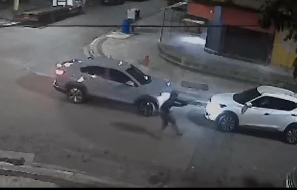 Câmera de segurança flagra roubo de carro em Irajá