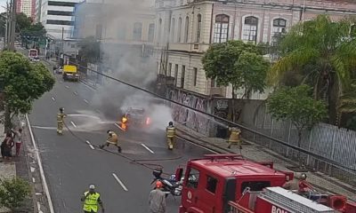 Carro pega fogo na Avenida Presidente Vargas