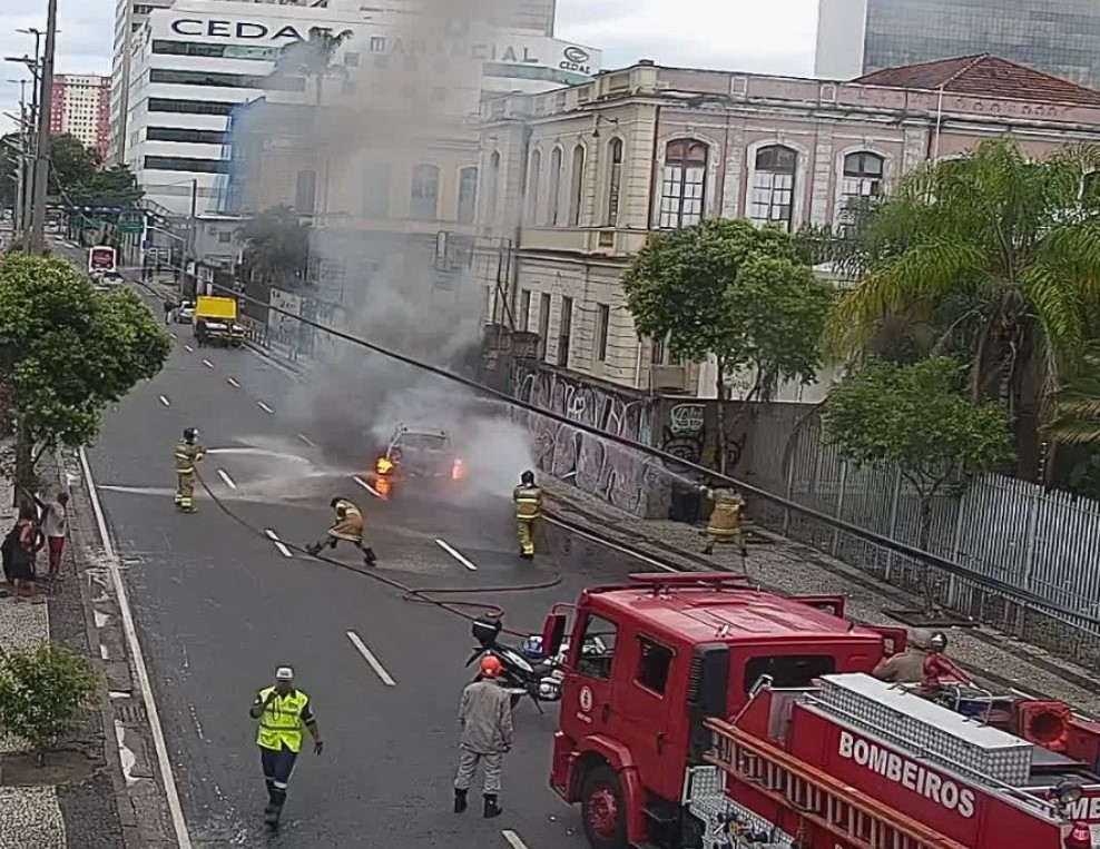Carro pega fogo na Avenida Presidente Vargas