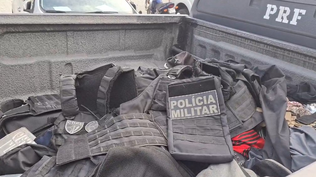 Coletes utilizados por milicianos durante tiroteio na Avenida Brasil