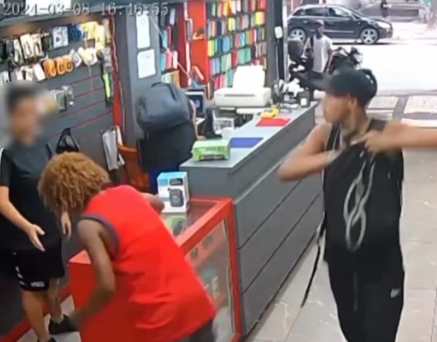 Criminosos roubam loja de celular em Copacabana