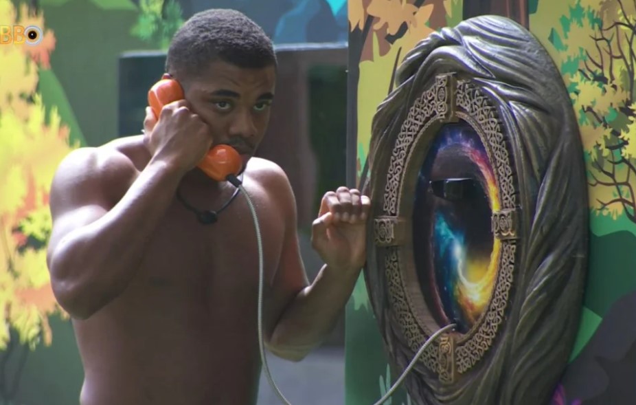 Davi atende o Big Fone no BBB