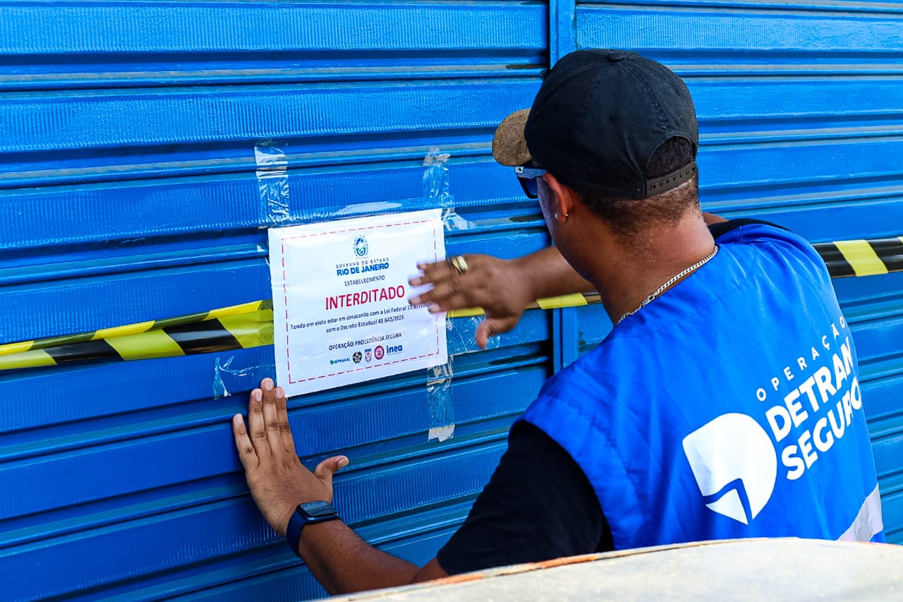 Detran e Força Tarefa interditam ferro-velho em Duque de Caxias