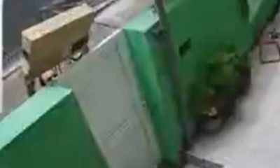 Entregador aremessa tv