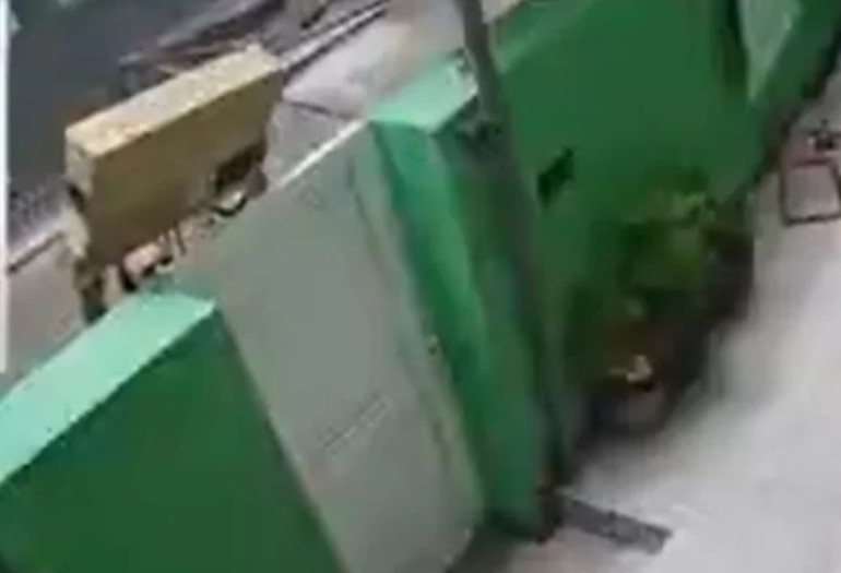 Entregador aremessa tv