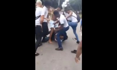 Jovem espancado na porta de escola