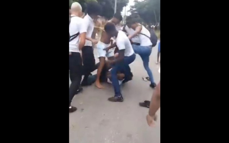 Jovem espancado na porta de escola
