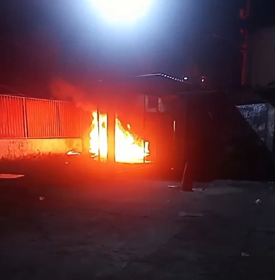 Criminosos ateiam fogo em barricadas na Cidade de Deus