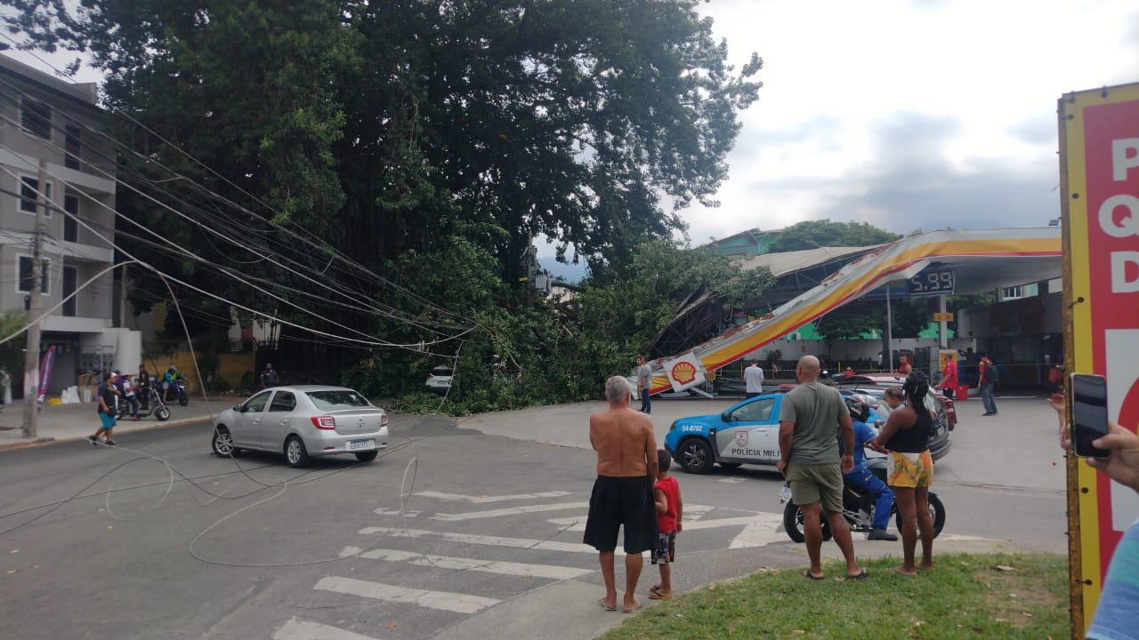 Árvore tombada na Estrada do Rio Grande na Taquara