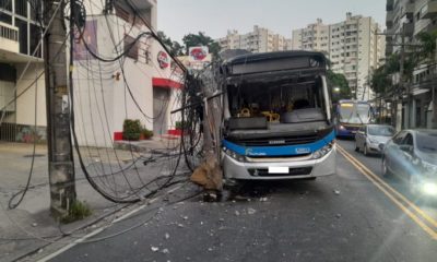 Acidente entre ônibus e poste em Jacarepaguá