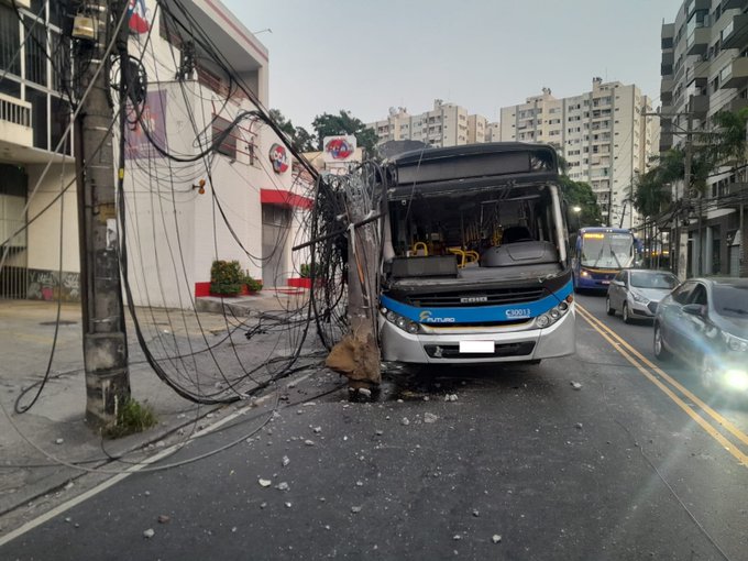 Acidente entre ônibus e poste em Jacarepaguá