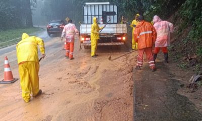 Equipes de conservação da Concer continuam trabalhando na desobstrução e limpeza de trechos da subida da serra de Petrópolis, que permanece interditada preventivamente devido às chuvas extremas.