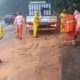 Equipes de conservação da Concer continuam trabalhando na desobstrução e limpeza de trechos da subida da serra de Petrópolis, que permanece interditada preventivamente devido às chuvas extremas.