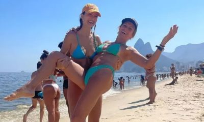 Helô Pinheiro e a neta Beatriz na praia de Ipanema