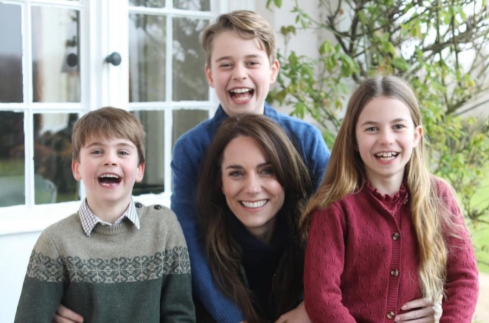 Kate Middleton com os filhos em foto alterada
