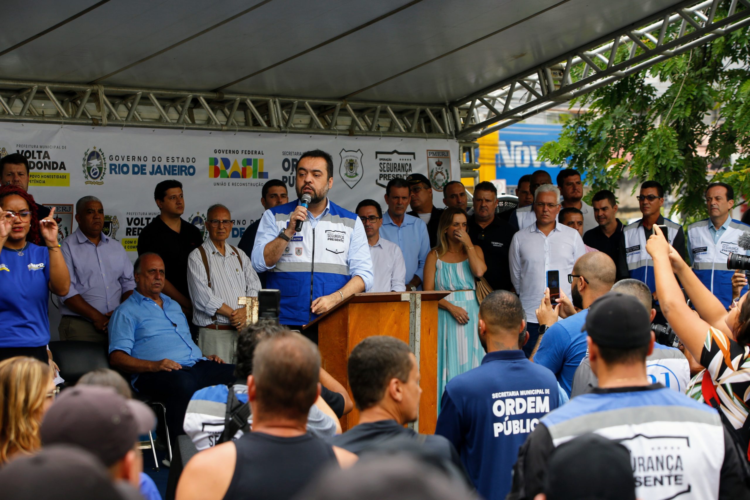 Cláudio Castro entrega novas viaturas em Volta Redonda