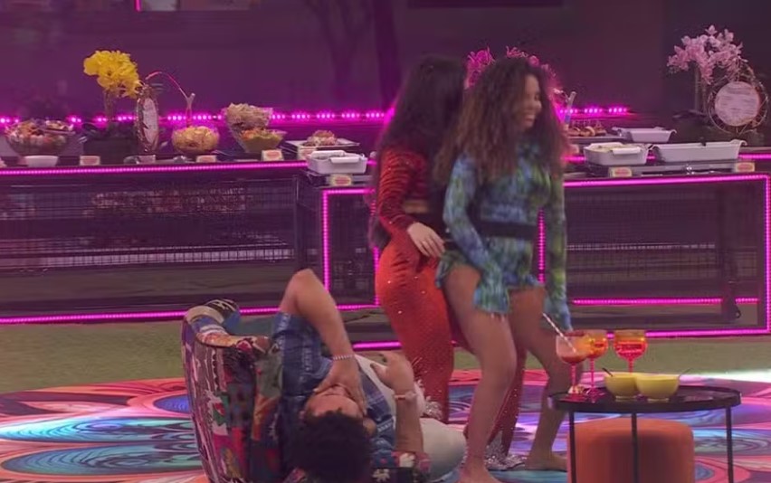 Lucas Henrique observa Pitel dançar com Giovanna