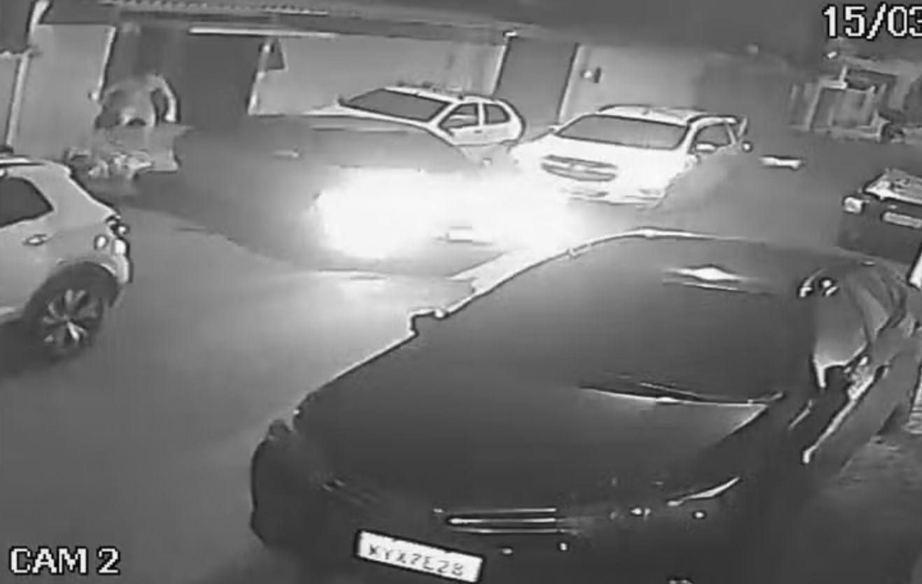 Mulher tem o pulmão perfurado ao tentar retirar gatos de carro durante assalto em Caxias