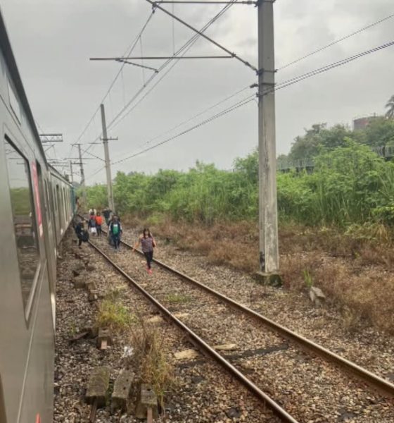Passageiros caminham por trilhos após problemas nos trens a Supervia