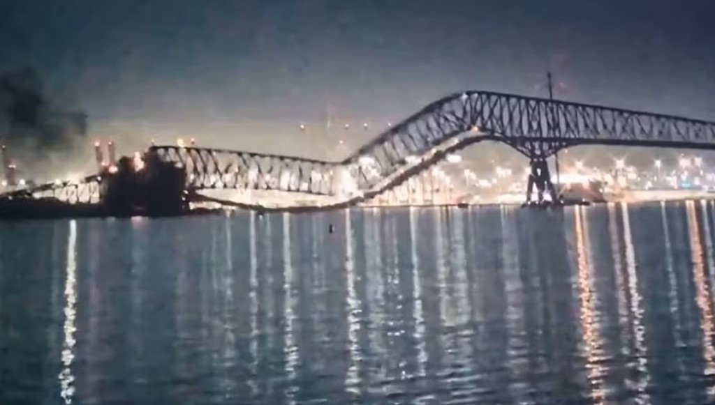 Ponte desmorona após ser atingida por navio cargueiro