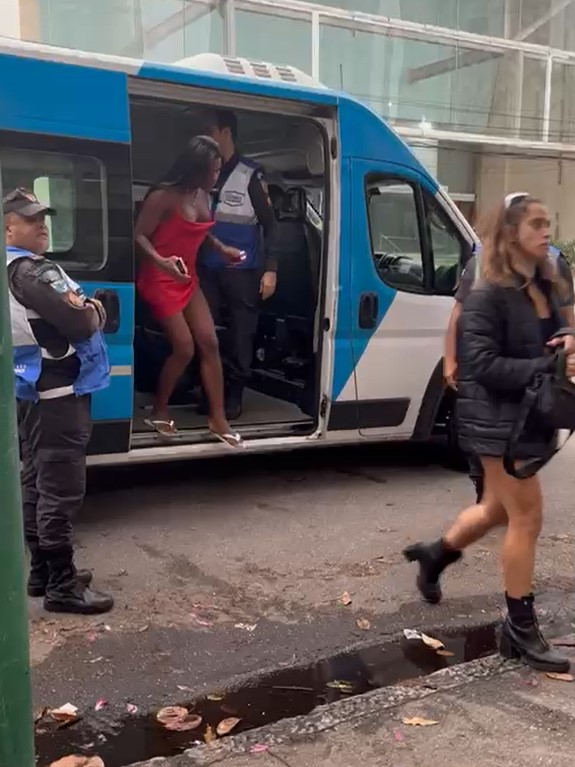 Travestis presos por extorquir turista no Rio