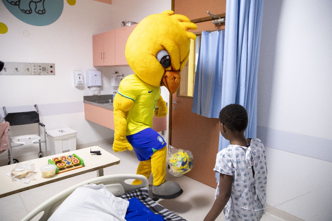 Canarinho visita público infantil no Inca