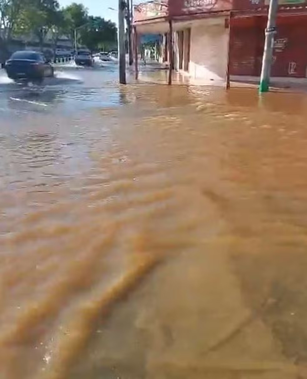Rompimento em adutora interrompe fornecimento de água na Zona Norte (Foto: Reprodução)