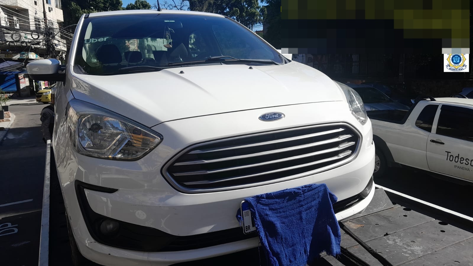 Motorista é preso em flagrante dirigindo com placa coberta na faixa exclusiva do BRT na Avenida Brasil (Foto: Divulgação