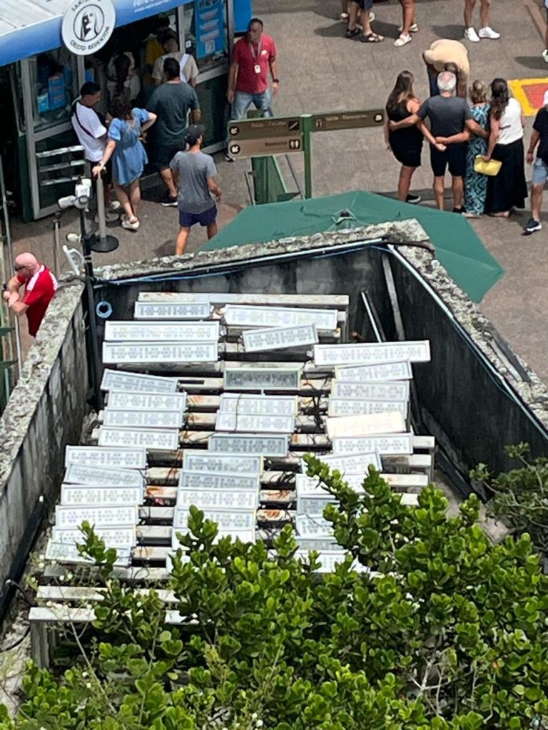 Refletores do Cristo Redentor danificados por raios 