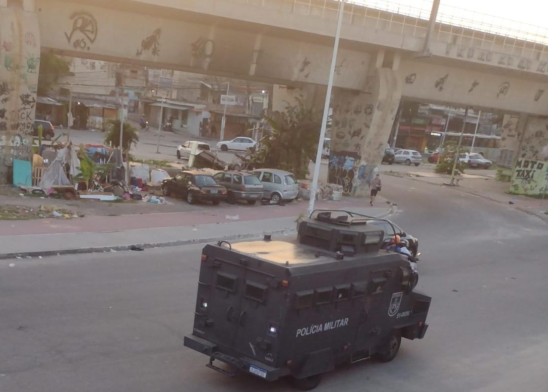 Caveirão da POlícia Militar na Rua Leopoldo Bulhões
