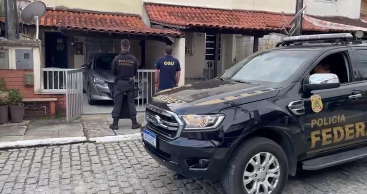 Policiais federais cumprem mandados de busca e apreensão contra desvios da Saúde de São Gonçalo