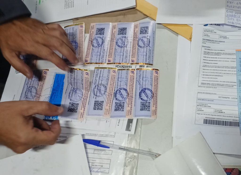 Selos e notas carimbados do 5º Ofício de notas apreendidos