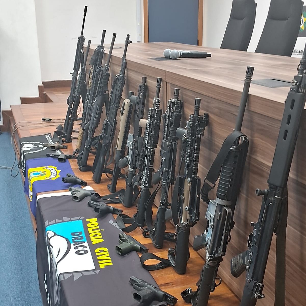 Fuzis apreendidos pela PRF durante prisão de milicianos na Avenida Brasil