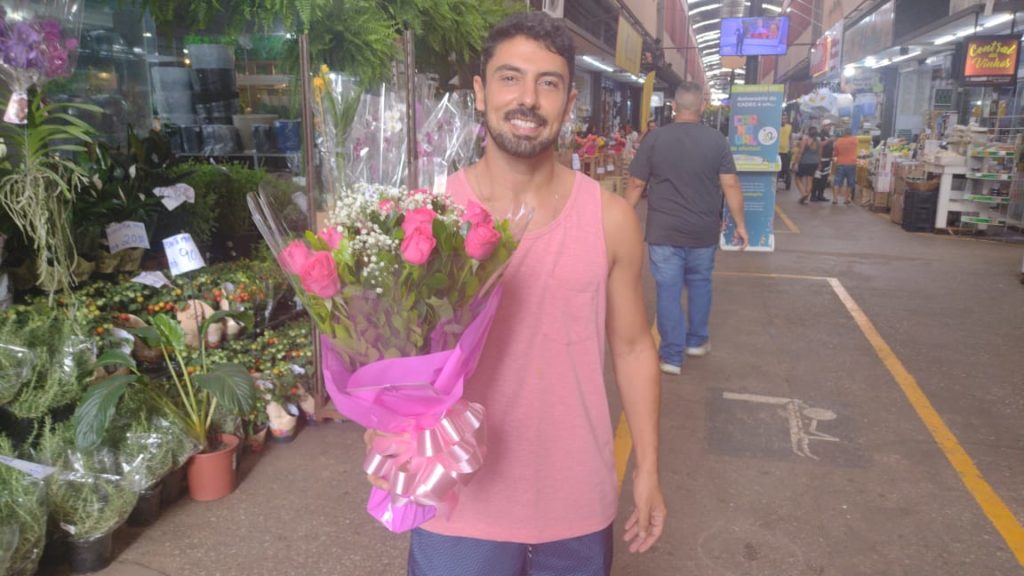 Cliente do Cadeg compra flores para a esposa