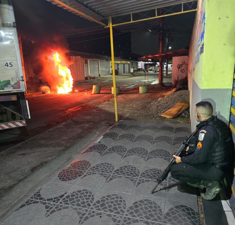 Policial em operação na Vila Aliança