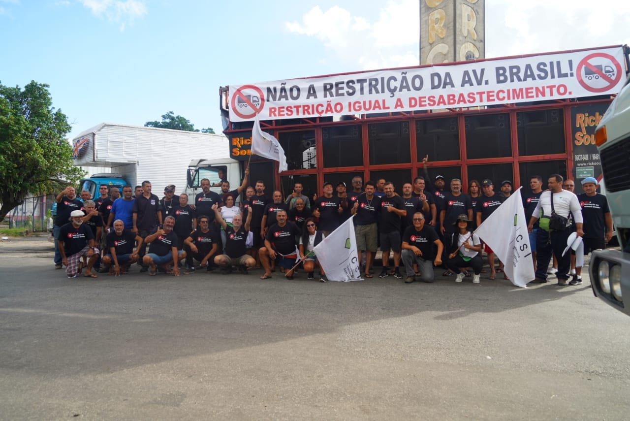 Manifestação de caminhoneiros na Avenida Brasil