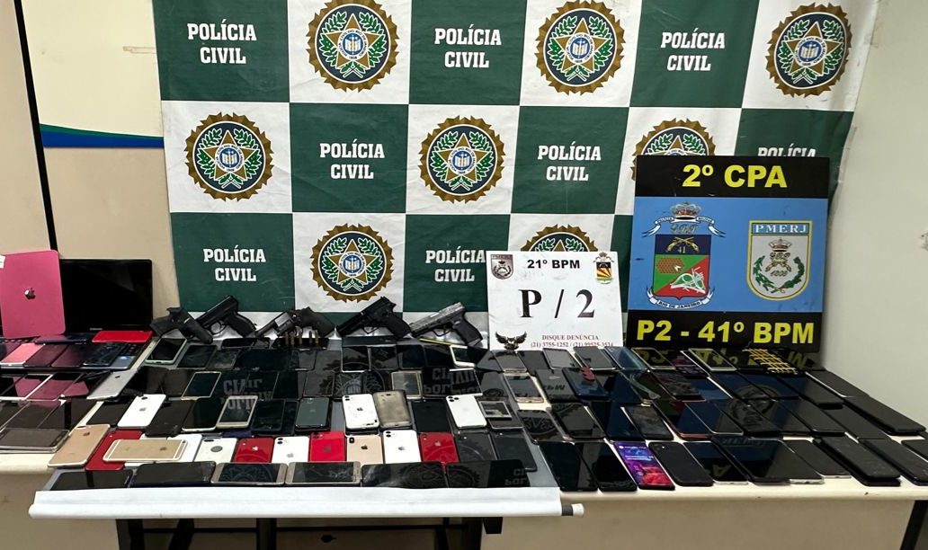 Telefones apreendidos em operação contra receptadores de celular na Baixada