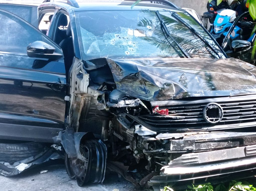 Carro fica destruído após tiroteio e ntre criminosos policiais, no Tanque