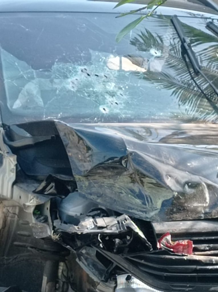 Carro fica destruído após tiroteio e ntre criminosos policiais, no Tanque